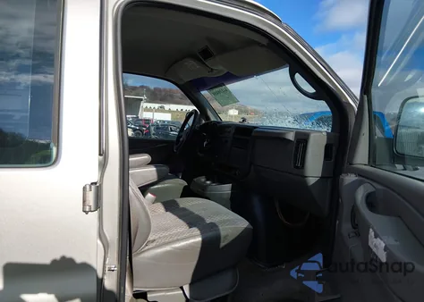 2004 Chevrolet Express from USA, damaged, VIN 1GNGG25U841228806